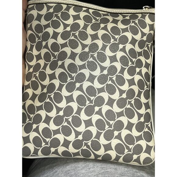 COACH Authenticated Gray Signature Print w/ Pink Trim Crossbody Shoulder Bag - Picture 6 of 8